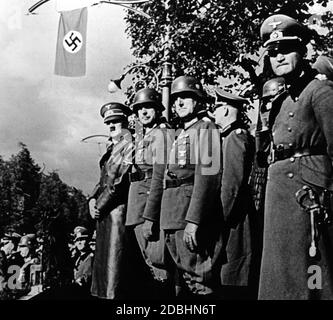 Adolf Hitler grüßt zusammen mit dem Chef der deutschen Generäle Wehrmachtseinheiten, während sie vormarschieren, die Polens Hauptstadt Warschau nahmen und damit den polnischen Feldzug erfolgreich beendeten. Stockfoto