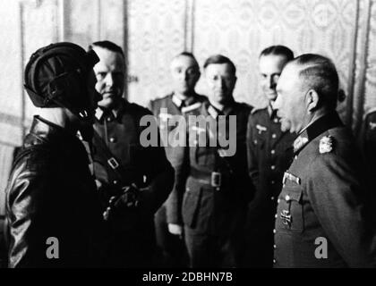 Die deutschen und russischen Truppen treffen sich zum ersten Mal in Polen bei Brest-Litowsk. Hier General Heinz Guderian und ein russischer Luftwaffenoffizier. Stockfoto