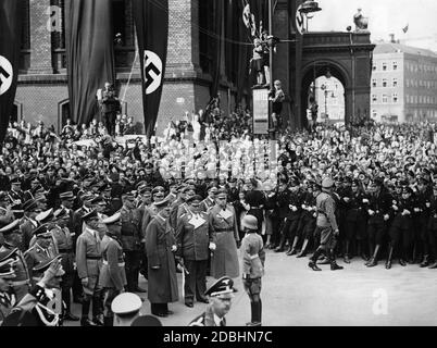 Adolf Hitler nach seiner Rückkehr von der Münchner Konferenz. Hinter ihm sind Joseph Goebbels, Walther von Brauchitsch, Robert Ley, Viktor Lutze, Hermann Göring. Stockfoto