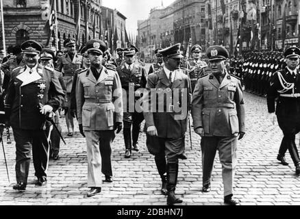 Hermann Göring, Graf Ciano, Adolf Hitler und Duce Benito Mussolini auf dem Weg vom Hauptbahnhof zum Fürerbau am Königsplatz zu Beginn der Münchner Konferenz. Stockfoto