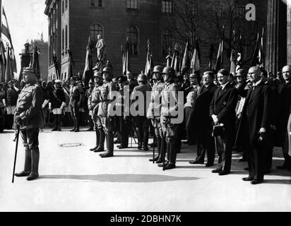 Reichspräsident Paul von Hindenburg am Volkstrauertag 1933. Hinter ihm Alfred Hugenberg, Reichskanzler Adolf Hitler und Wilhelm Frick. Stockfoto