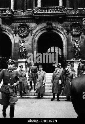 Adolf Hitler bei seinem einzigen Besuch in Paris. Rechts seine Haus- und Hofarchitekten Albert Speer und Paul Giesler (rechts). Auf der linken Seite Wilhelm Keitel. Stockfoto