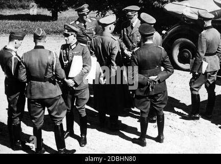 Adolf Hitler während des Angriffs auf Polen im Gespräch mit Reichsführer-SS Heinrich Himmler und Generalmajor Bodenschatz. Stockfoto