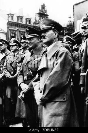 Adolf Hitler während der Annexion des Sudetenlandes an das Deutsche Reich. Neben ihm der Führer der Sudetendeutschen Partei, Konrad Henlein. Erst am 1. Oktober 1938 war die SDP aus dem in der Tschechoslowakei verbotenen DSNAP hervorgegangen. Stockfoto