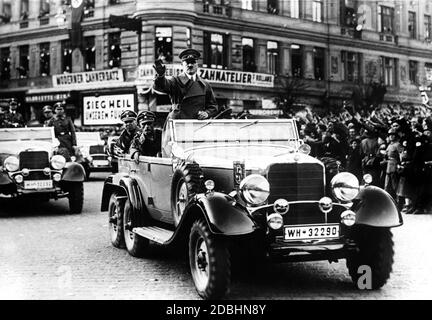 Adolf Hitler grüßt, als er die Hofburg in Wien betritt. Stockfoto