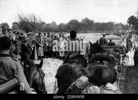 Adolf Hitler, flankiert von Heinrich Himmler und Wilhelm Keitel, beobachtet die Überquerung eines Flusses durch die Wehrmacht. Stockfoto