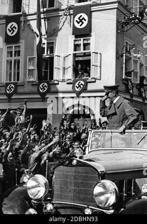 Während der Invasion des Sudetenlandes inspiziert Adolf Hitler eine Ehrenformation der Wehrmacht. Begeisterte Sudetendeutsche grüßen mit Nazi-Gruß. Stockfoto