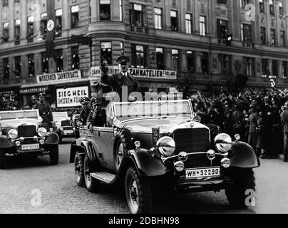 Adolf Hitler begrüßt, als er die Hofburg in Wien betritt. Stockfoto