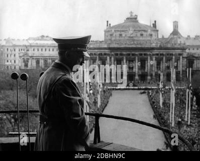 Adolf Hitler auf dem Balkon des Wiener Rathauses vor der Ausrufung des Tags des Großdeutschen Reiches. Stockfoto