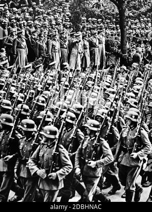 Adolf Hitler grüßt zusammen mit dem Chef der deutschen Generäle Wehrmachtseinheiten, während sie vormarschieren, die Polens Hauptstadt Warschau nahmen und damit den polnischen Feldzug erfolgreich beendeten. Stockfoto