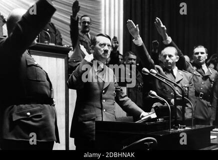 Adolf Hitler, links Hans Heinrich Lammers und rechts Otto Dietrich und Albert Bormann nach Hitlers Rede im Reichstag zur Kriegserklärung an die USA. Stockfoto