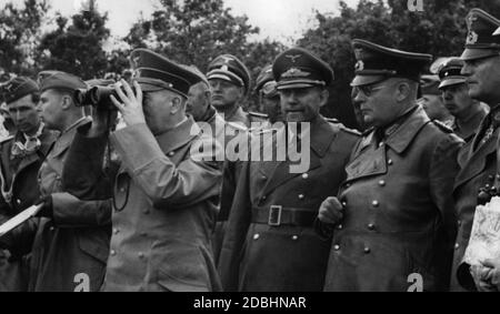 Hitler und Angehörige der Wehrmacht besuchen im Zuge des Feldzuges im Westen Kemmelberg bei Ypern, wo er im Ersten Weltkrieg kämpfte. Propagandafoto. Rechts von ihm General von Schwedler. Stockfoto