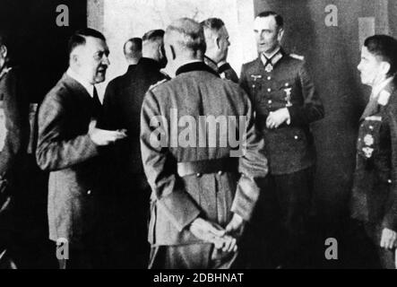 Hitler im Gespräch mit Generaloberst Paulus, mit dem er während des Treffens des Armeekommandos in Poltawa den Angriff auf Stalingrad und den Kaukasus beschlossen hat. Stockfoto