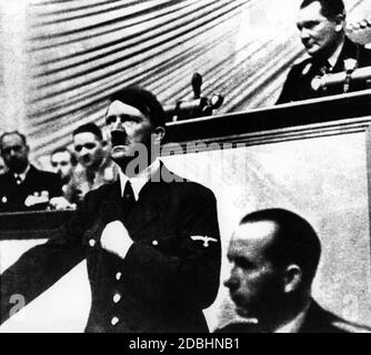 Adolf Hitler während der Reichstagsversammlung am 1. September 1939. Hitler rechtfertigte in seiner Rede die deutsche Invasion Polens. Der vielzitierte Spruch ''Seid 5 Uhr 45 wird zurueckgeschossen' (Wir kehren das Feuer seit 5:45 Uhr zurück) stammt aus dieser Rede. Tatsächlich begann der Kampf gegen die Danzig Westerplatte bereits um 4:45 Uhr mit Schiffsartillerie. Der Luftangriff auf Wielun begann eine Stunde später. Grund für den deutschen Angriff war eine von SS-Männern vorgetäuschte Kommandoaktion gegen den Radiosender Gleiwitz bei Breslau. Hitlers Aussage lautet in seiner Gesamtheit: "Diese Nacht für die Stockfoto