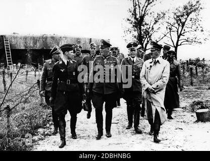 Ende Juni 1940 besucht Hitler die Befestigungen der Maginot-Linie, begleitet von (von links nach rechts): Martin Bormann, Feldmarschall Keitel, Staatssekretär Lammers, Heinrich Himmler. Während des Westfeldzugs, der am 10. Mai 1940 begann, überfielen Generaloberst Ritter von Leeb und Armeegruppe C im Juni 1940 die Maginot-Linie. Nach der Kapitulation Frankreichs wurde Leeb am 19. Juli 1940 zum Feldmarschall befördert. Er hatte bereits am 24. Juni 1940 das Ritterkreuz des Eisernen Kreuzes erhalten. Stockfoto