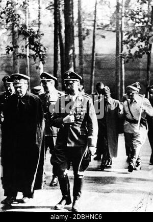 Adolf Hitler mit Heinrich Himmler, im Hintergrund Benito Mussolini mit Hermann Göring. Mussolini kam am Tag des Attentats an der Wolfssschanze an. Sein Besuch machte es Stauffenberg schwer, den Attentat durchzuführen, weil der Tagesablauf geändert wurde und weniger Zeit für die Hinrichtung blieb. Stockfoto