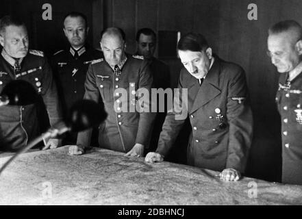 Generalfeldmarschall Keitel (Chef der OKW), Generalfeldmarschall von Brauchitsch (Oberbefehlshaber der Armee) und Generaloberst Halder (Oberbefehlshaber der Armee) mit Adolf Hitler auf der Karte. Stockfoto