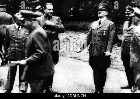 'Adolf Hitler, Hauptquartier: 'Freudentanz'' Diese Bilder machte Walter Frentz in den Momenten, die der Nachricht von der Kapitulation Frankreichs folgten. Hitler machte offenbar einen Freudentanz, als er die Nachricht von der französischen Waffenstillstandsbitte hörte. Nach einer Montage durch die britische Propaganda wurde die resultierende Sequenz 'Dance of Joy'' getauft. Stockfoto