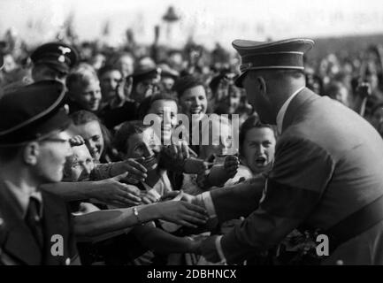 "Adolf Hitler wird von jungen Frauen auf seinem 'Weg durch das Volk'' stürmisch begrüßt." Stockfoto