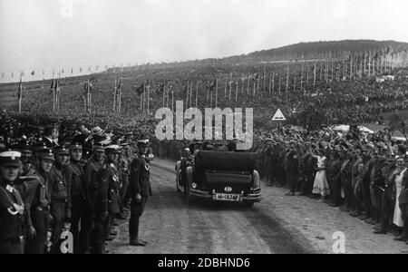 Adolf Hitler kommt in einem Cabrio bei der Massenveranstaltung auf dem Bueckeberg bei Hameln an, an der mehr als eine Million Menschen teilnahmen. Stockfoto