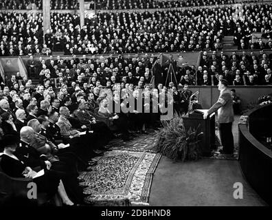 Adolf Hitler hält eine Rede vor den Autoarbeitern und Funktionären der NSDAP im umgebauten Großen Schauspielhaus. In der ersten Reihe, von links, Hans Heinrich Lammers, Franz Seldte, Heinrich Himmler, Wilhelm Frick, Fritz Todt, Joseph Goebbels und, weiter rechts, Rudolf Hess mit Albert Speer. Stockfoto