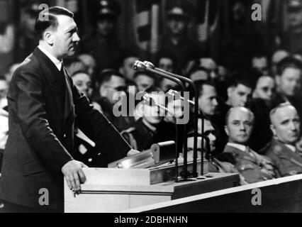 Adolf Hitler hält eine Rede im Berliner Sportpalast anlässlich des achten Jahrestages der Machtergreifung. Im Hintergrund sind Goebbels, Hess und Robert Ley zu sehen. Zwischen Hess und Ley liegt vermutlich Karl Wahl. Stockfoto