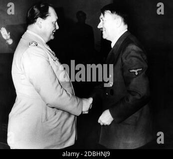 Hermann Göring gratuliert Adolf Hitler zu seinem Geburtstag. Stockfoto