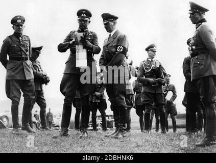 Ganz links Werner von Blomberg, Reichsminister des Krieges, Adolf Hitler beim Blick auf eine Karte neben einem anderen Offizier, und ganz links Werner von Fritsch, Oberbefehlshaber der Armee. 1935 wurde der allgemeine Wehrdienst wieder eingeführt. Stockfoto
