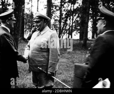 'Adolf Hitler im Gespräch mit Reichsmarschall Hermann Göring im Führerhauptquartier Wolfsschanze (''Wolfs Lair'').' Stockfoto