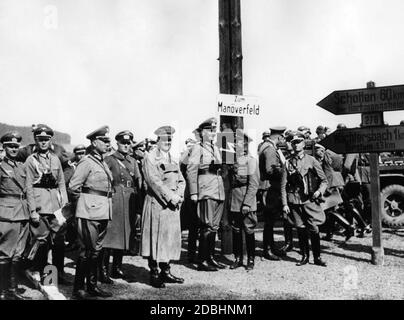 "Hitler und sein Gefolge nehmen an einem Manöver der Wehrmacht in Hessen Teil. Das Bild zeigt Adolf Hitler, links von ihm der Oberbefehlshaber des Heereskommandant Werner von Fritsch und links von Hitlers Reichsminister Werner von Blomberg. Dieser wurde in diesem Jahr zum ersten Feldmarschall der Wehrmacht ernannt. Zwischen Fritsch und Hitler steht Major Hossbach, ein Wehrmachtsadjutant Hitlers, nach dem das "Hossbach-Protokoll" benannt wurde. In diesem Protokoll hat Hossbach Hitlers Ankündigung an die Wehrmachtsführung aufgenommen, er beabsichtige, einen Aggressiven zu führen Stockfoto