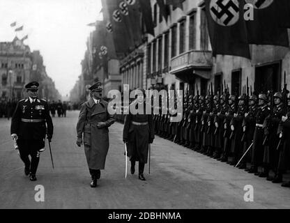 Am 16. März 1938 inspiziert Adolf Hitler die neu gegründete Ehrengesellschaft vor der Reichskanzlei in Berlin. Links: Feldmarschall Hermann Göring. Stockfoto