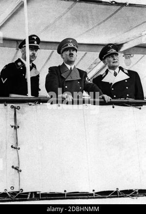 Himmler, Hitler und Göring beobachten den Start der Bismarck. Stockfoto