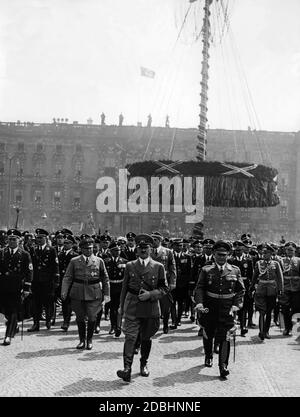 Adolf Hitler marschiert in den Berliner Lustgarten, flankiert von Robert Ley und Hermann Göring sowie hochrangigen Parteifunktionären und SS. Stockfoto