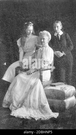 Das Porträt zeigt Kaiserin Augusta Victoria mit ihrer Tochter Victoria Louise von Preußen und ihrem jüngsten Sohn Joachim von Preußen. Undatierte Aufnahme, aufgenommen um 1905. Stockfoto