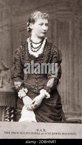 Das Porträt zeigt Prinzessin Augusta Victoria von Schleswig-Holstein-Sonderburg-Augustenburg (die spätere Kaiserin von Deutschland). Undatierte Aufnahme, aufgenommen um 1880. Stockfoto