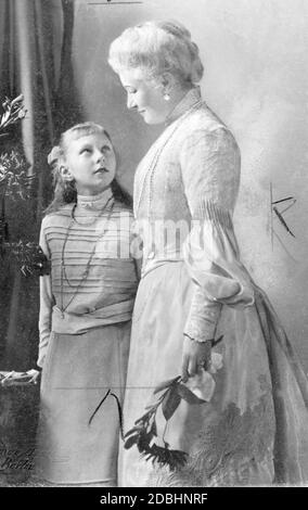 Das Porträt zeigt Kaiserin Augusta Victoria mit ihrer Tochter Victoria Louise von Preußen im Jahr 1903, aufgenommen vom Fotografen Ottomar Anschuetz in Berlin. Stockfoto