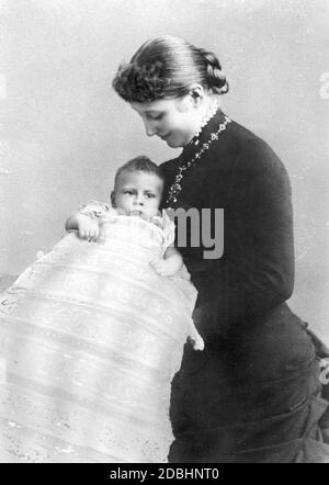 Das Porträt zeigt Kaiserin Augusta Victoria mit ihrem Sohn Kronprinz Wilhelm von Preußen. Undatierte Aufnahme, aufgenommen um 1884. Stockfoto