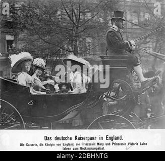 Von links nach rechts: Die deutsche Kaiserin Augusta Victoria, Königin Maria von England (geb. von Teck), Prinzessin Victoria Louise von Preußen und Prinzessin Mary (Undercover) fahren in einer offenen Kutsche durch London zum Buckingham Palace. Das deutsche Kaiserpaar war 1911 nach England gekommen. Stockfoto