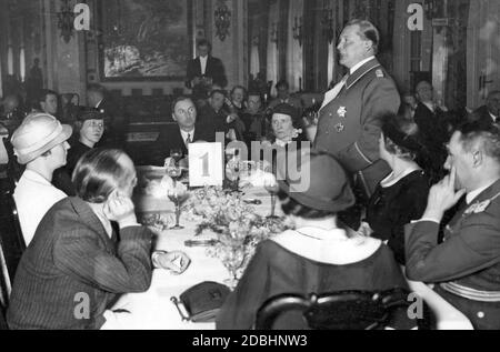 Als Gast des Vereins der Auslaendischen Presse zu Berlin wird Luftwaffengeneral Hermann Göring zitiert, dass die deutsche Luftwaffe ausschließlich für den Frieden dient. Seine Rede beinhaltete die Forderung an die Weltpresse, in Zukunft objektiv und wahrheitsgemäß über das Thema der Reichsluftwaffe zu berichten. Seine Frau Emmy sitzt ihm gegenüber, auf der rechten Seite des Bildes ist sein Adjutant, Oberstleutnant Karl Bodenschatz. Stockfoto