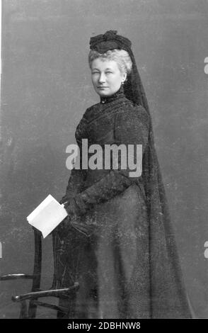 Das Porträt zeigt Kaiserin Augusta Victoria mit einem Buch in der Hand. Foto des königlichen Hoffotografen T. H. Voigt in Bad Homburg, aufgenommen um 1905. Stockfoto