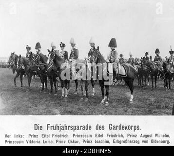 Kinder von Wilhelm II. Beobachten die Frühjahrsparade des Gardekorps in Berlin. Von links nach rechts: Eitel Friedrich (in Husaruniform), Sophie Charlotte (geb. Oldenburg), August Wilhelm, Victoria Louise (in der Uniform der 2. Leib-Husaren-Regimenter „Königin Viktoria von Preussen“ Nr. 2), Oskar, Joachim und Erbgroßherzog Nikolaus von Oldenburg (in der Uniform der Oldenburgischen Dragonerregimente Nr. 19) Stockfoto