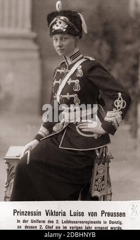 Das Porträt zeigt Prinzessin Victoria von Preußen 1910 in der Uniform der 2. Leib-Husaren-Regiment „Königin Viktoria von Preussen“ Nr. 2. Sie war ihr zweiter Regimentskommandeur. Stockfoto