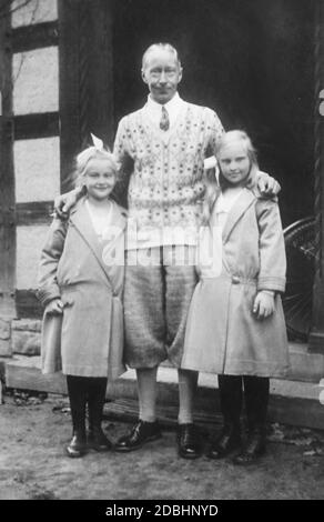 Das Foto zeigt Kronprinz Wilhelm von Preußen mit seinen beiden Töchtern im Jahr 1926: Die neunjährige Prinzessin Cecilie von Preußen (links) und die elfjährige Prinzessin Alexandrine von Preußen (rechts). Wilhelm hält eine Zigarette in der linken Hand. Sie befinden sich im Schloss Cecilienhof. Stockfoto