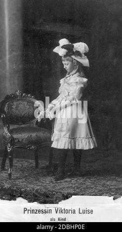 Das Porträt zeigt Prinzessin Victoria Louise von Preußen als Kind im Jahr 1902. Stockfoto