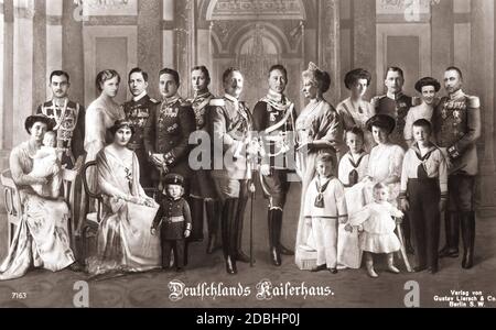 Eine sehr beliebte Postkarte zeigt die kaiserliche Familie mit allen Prinzen und Prinzessinnen des Hauses Hohenzollern. In der Mitte: Kaiser Wilhelm II. Rechts, Kronprinz Wilhelm von Preußen und Kaiserin Auguste Viktoria. Stockfoto