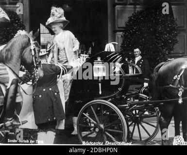 Das britische Königspaar besuchte Berlin am 29. Mai 1913 anlässlich der Hochzeit der Kaisertochter Prinzessin Victoria Louise mit dem Welffürsten Ernst August von Hannover, Herzog von Cumberland. Das Foto zeigt den Abflug der englischen Königin Maria (Maria von Teck, im Wagen sitzend, bedeckt) und der deutschen Kaiserin Augusta Victoria (Mitte, stehend) vom Lehrter Bahnhof. Stockfoto