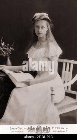 Das Porträt zeigt Prinzessin Victoria Louise von Preußen 1908 mit dem Kleid, das sie zur Bestätigung trug. Das Foto wurde von dem Berliner Hoffotografen Erich Sellin aufgenommen. Stockfoto