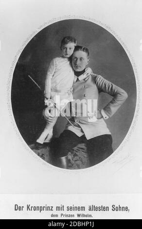 Kronprinz Wilhelm von Preußen zusammen mit seinem ältesten Sohn, Prinz Wilhelm von Preußen. Das Foto wurde 1910 von den Potsdamer Hoffotografen Selle und Kuntze aufgenommen. Stockfoto