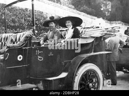 Die kaiserliche Familie reiste 1912 nach Korfu. Auf dem Bild sitzt Prinzessin Victoria Louise von Preußen (rechts) mit ihrer Tante, Kronprinzessin Sophie von Griechenland (links, geb. Preußen, später Königin von Griechenland) kurz vor einem Ausgang im Auto. Das Wappen des Kaiserlichen Automobil-Clubs hängt an der Vordertür des Wagens. Stockfoto