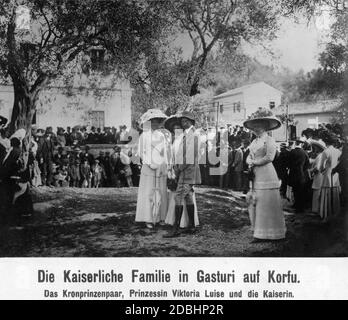 Ein Teil der kaiserlichen Familie besucht Gastouri auf Korfu. Von links nach rechts: Prinzessin Viktoria Louise von Preußen, Kronprinzessin Cecilie von Preußen (geboren in Mecklenburg), Kronprinz Wilhelm von Preußen und Kaiserin Augusta Victoria (geboren in Schleswig-Holstein-Sonderburg-Augustenburg). Die prominenten Gäste sind von einer Menschenmenge umgeben. In der Nähe von Gastouri befindet sich der Achilleion-Palast, der für Kaiserin Elisabeth (Sisi) erbaut und 1907 von Kaiser Wilhelm II. Gekauft wurde. Stockfoto